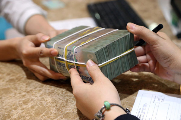 Khách hàng bức xúc ngân hàng cho vay kiểu 'bán bia kèm lạc'