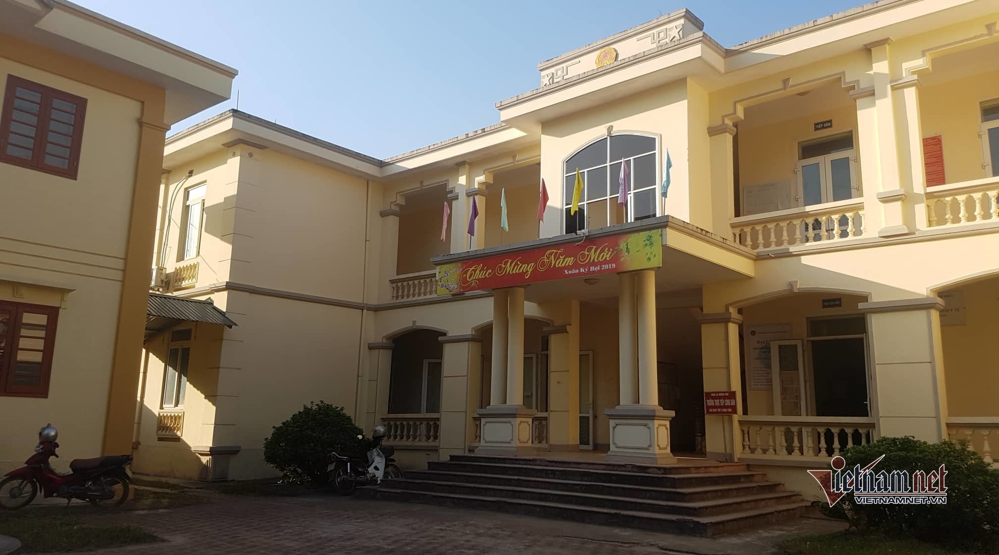 Chủ tịch xã nghỉ ốm khi bị tố cáo: Tôi không có người nhà để chống lưng
