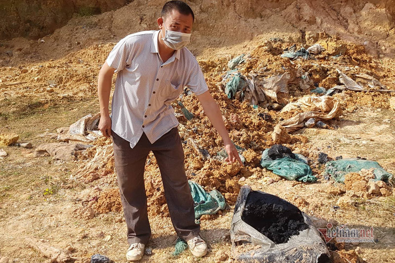 Chấn động: 11 hố chôn chất thải nguy hại chứa axit hữu cơ ở Sóc Sơn