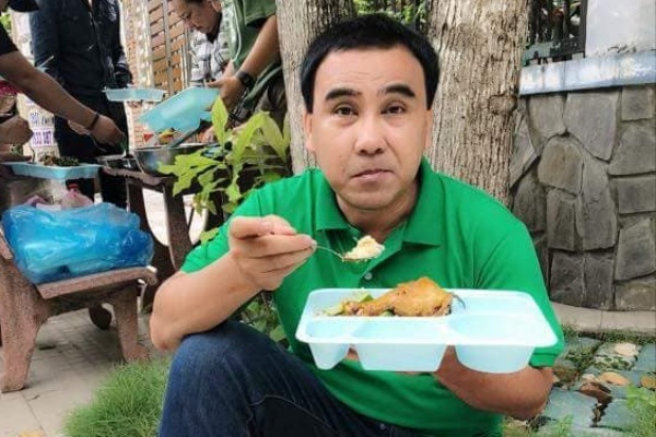 Quyền Linh thích mặc quần đùi, cởi trần ngồi trước biệt thự cao cấp