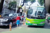 Xe buýt 'ngổ ngáo' lao ngược chiều trên phố Sài Gòn