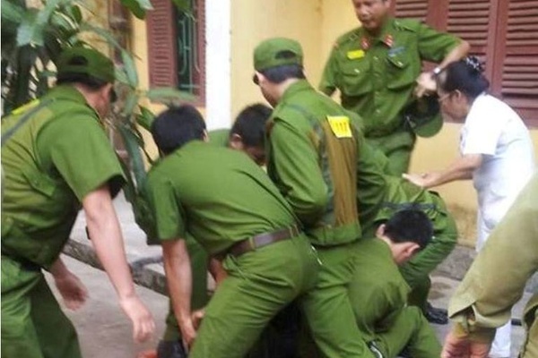 Cảnh sát chui lỗ thông gió giải cứu bệnh nhân bị khống chế, dọa giết