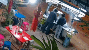 Tài xế ngủ gật, xe bán tải đâm sầm vào xe bán hàng