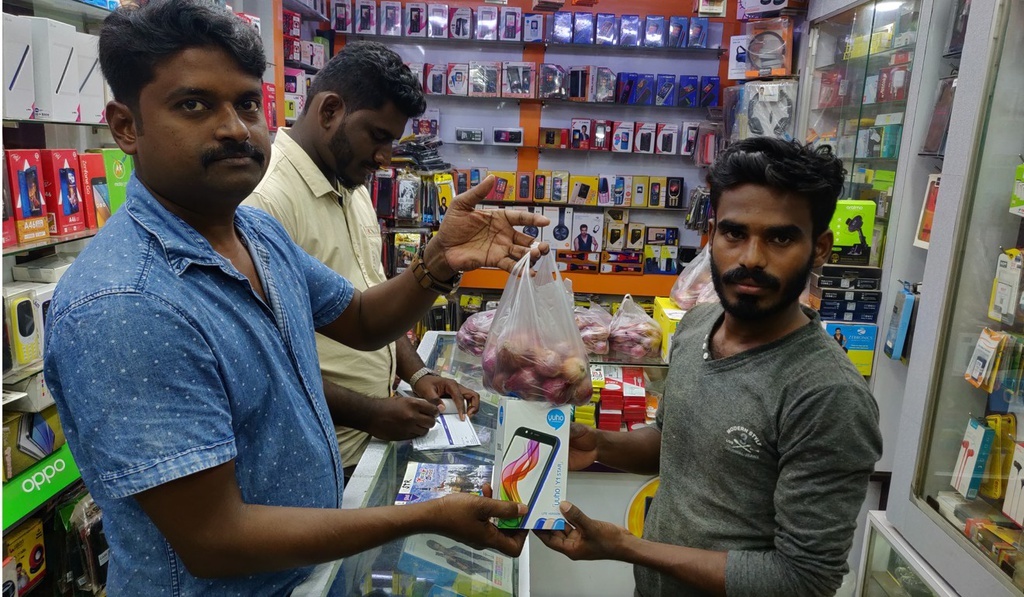 Đổ xô đi mua smartphone vì hành tây ở Ấn Độ