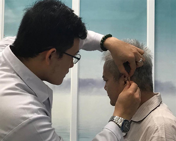 Institute's acupuncture treatment helps smoking addicts