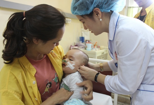 Bé 11 tháng tuổi chấn thương sọ não do ngã từ tầng 2 xuống tầng 1