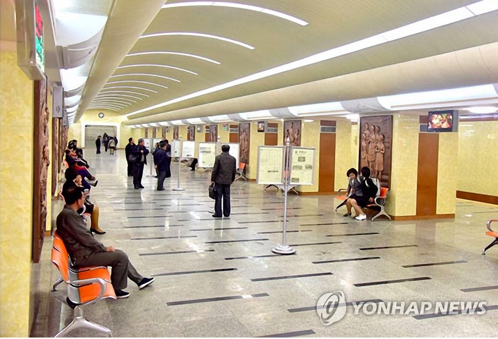 Triều Tiên khoe ga tàu điện ngầm mới tu sửa đẹp lung linh