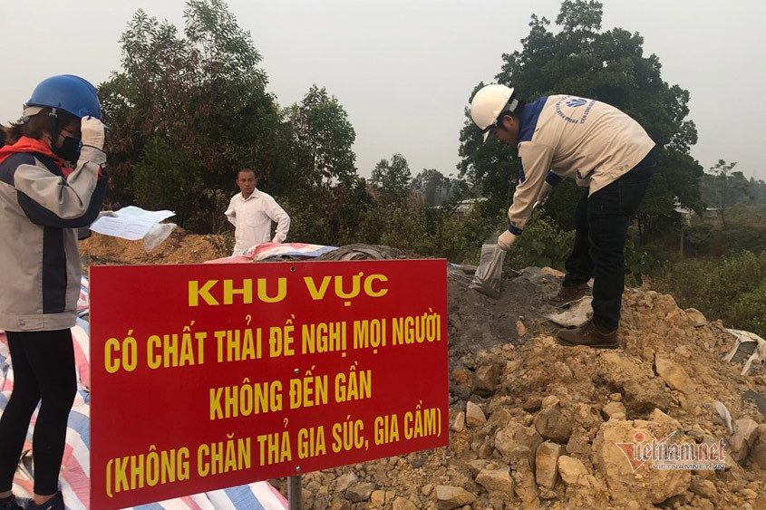 Nghe VietNamNet: Bộ TN&MT cắm biển, phủ bạt, lấy mẫu giám định hố chôn chất thải ở Sóc Sơn