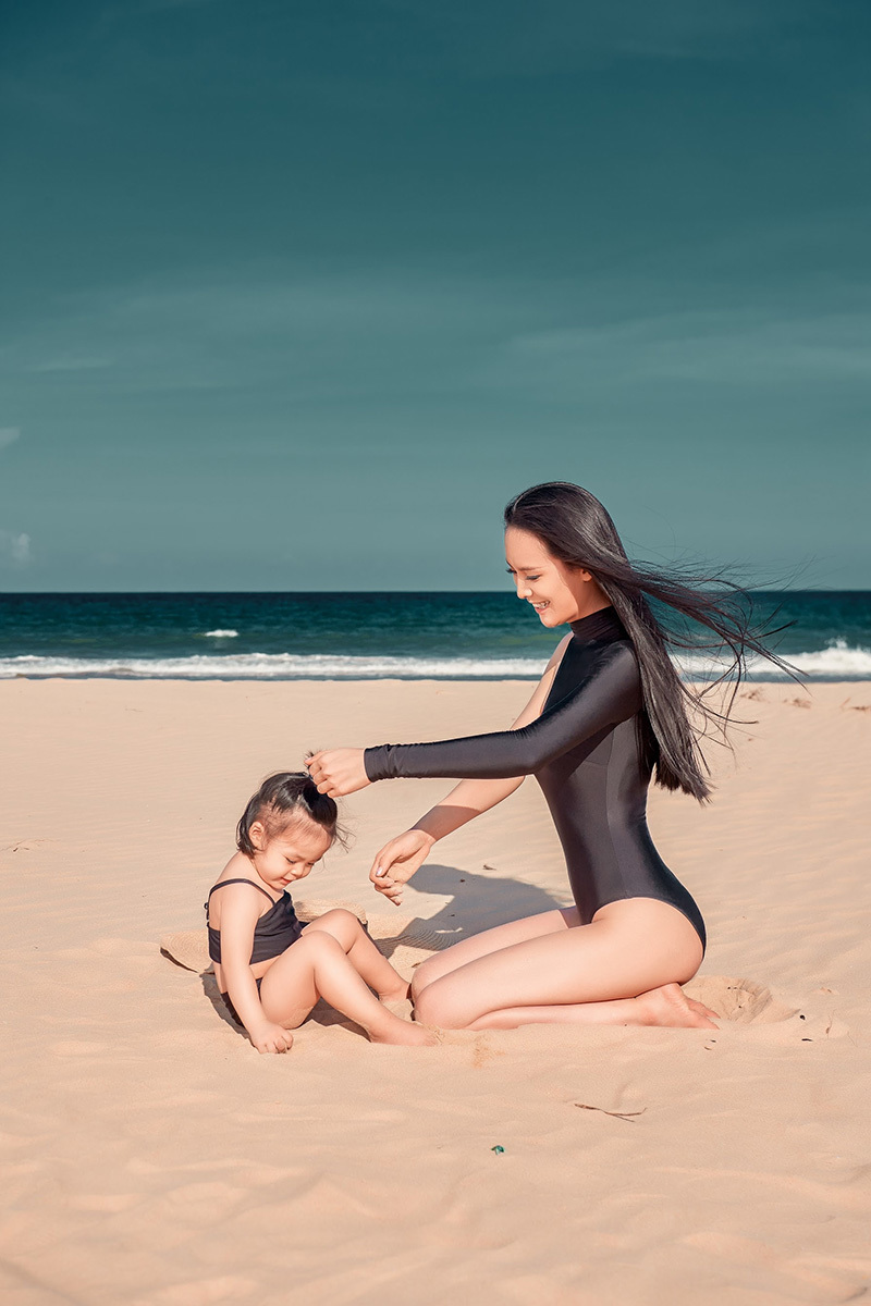 Sang Lê và con gái 2 tuổi vui đùa trên bãi biển Phú Yên
