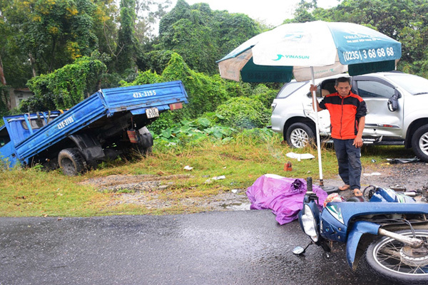 3 cha con ở Quảng Nam bị xe tải đâm trúng, 1 người chết