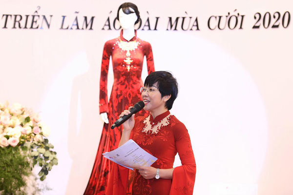 MC Thảo Vân duyên dáng trong Triển lãm áo dài cưới 2020