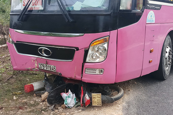 Chồng chết, vợ nguy kịch trên đường mua quà sinh nhật cho con