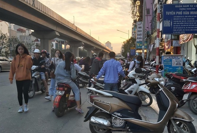 Hanoi pavements encroached as year-end shopping demand rises