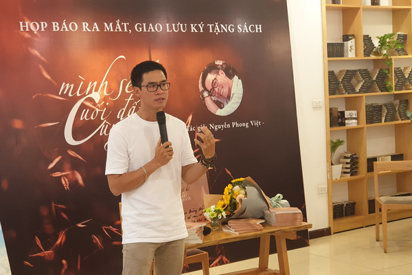 Nhà thơ bán 'vạn bản' nói về 'cuối đất cùng trời'