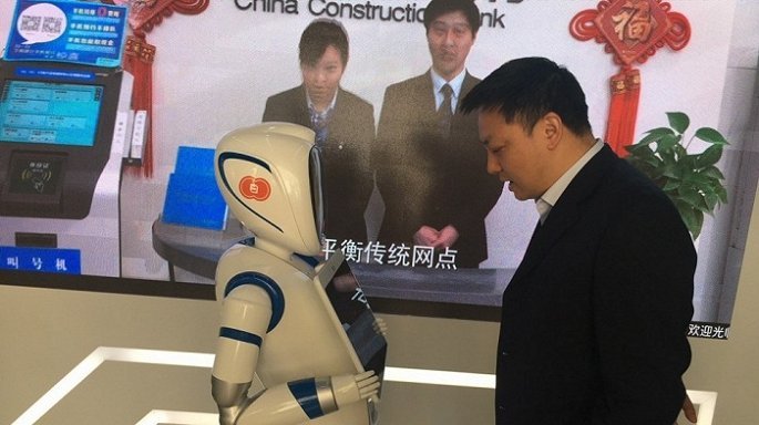 Ngân hàng dùng robot giao dịch với khách thế nào?