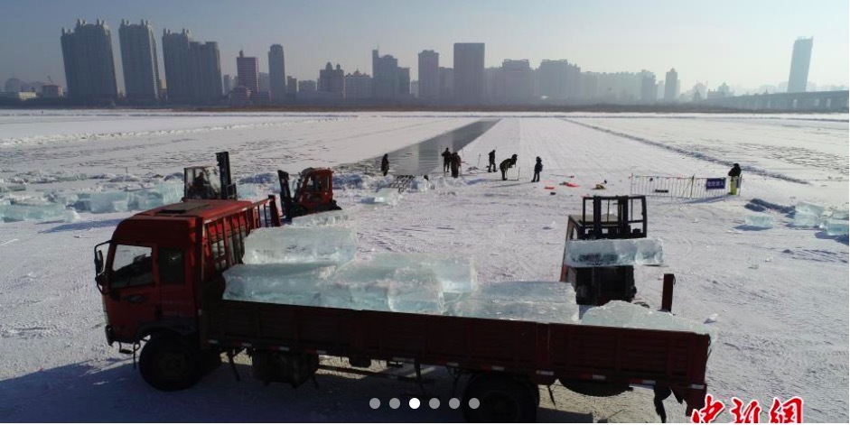 Xem dân Trung Quốc thu hoạch băng đá giữa trời giá rét