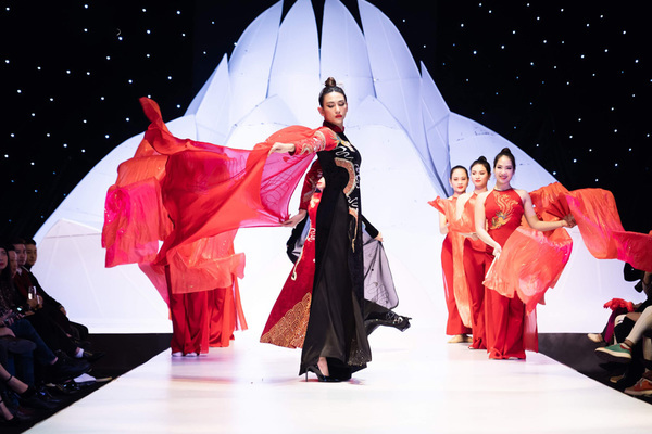 Siêu mẫu Võ Hoàng Yến thăng hoa với áo dài