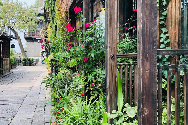 Bạn trai ghen khi tôi ngủ chung phòng với vợ chồng chị gái