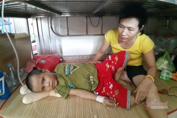 Người mẹ nghèo đau xót vì được khuyên “đưa con về chờ chết”