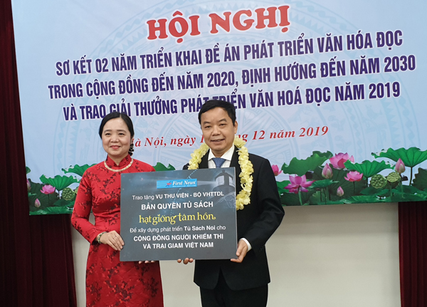 Ông Nguyễn Văn Phước nhận giải thưởng phát triển văn hoá đọc 2019