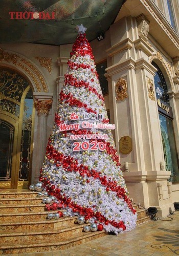 Giant Christmas trees bring festive cheer to the streets of Hanoi