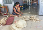 Gia đình nặng lòng với nghề đan quạt ở Tây Ninh