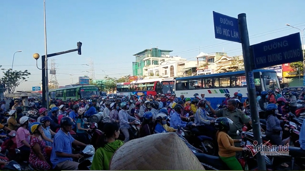 Xe khách đâm nhau vỡ nát lúc dừng đèn đỏ ở TP.HCM, 5 người bị thương