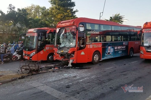 Xe khách đâm nhau vỡ nát lúc dừng đèn đỏ ở TP.HCM, 5 người bị thương