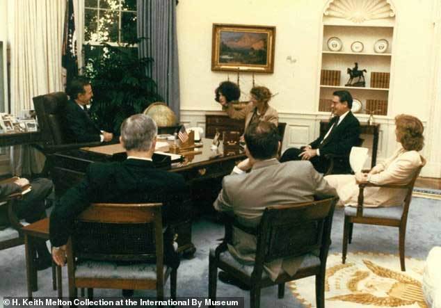 Khả năng biến hóa khôn lường của trùm cải trang CIA