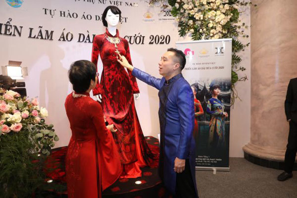 Exhibition showcases áo dài for wedding events