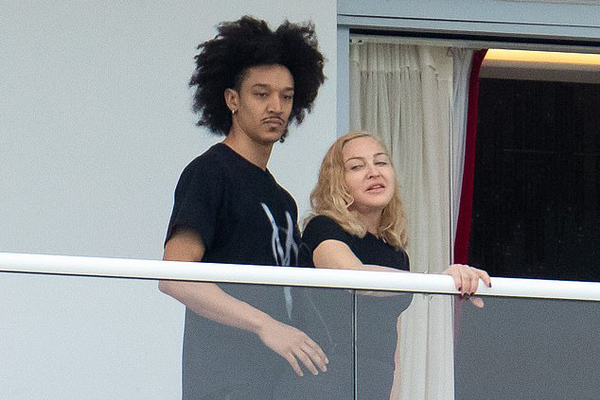 Madonna âu yếm tình trẻ kém 35 tuổi tại ban công