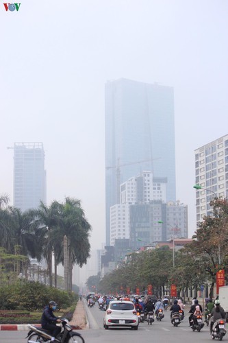 Air quality worsens as thick haze descends on Hanoi