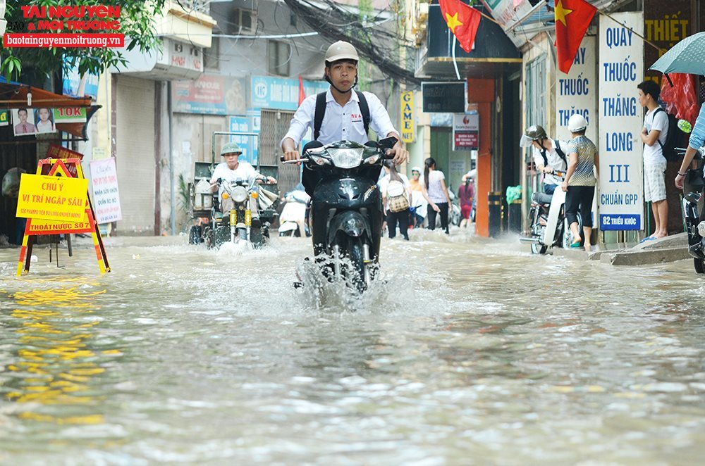 Struggling with natural disasters in Vietnam's big cities