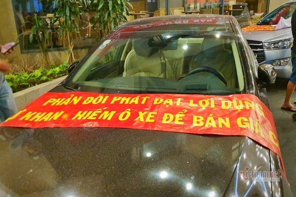 Băng rôn giăng kín phản đối chủ đầu tư bán nửa tỷ một chỗ đỗ ô tô