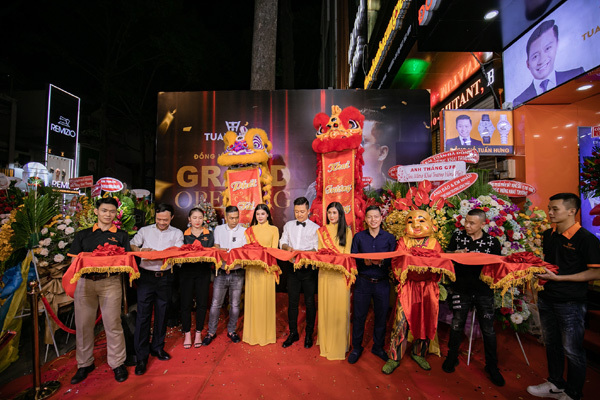 Dàn sao Việt mừng khai trương cửa hàng đồng hồ thứ 3 của Tuấn Hưng