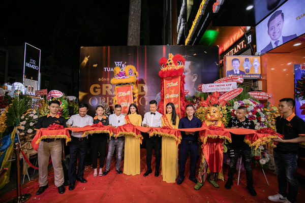 Dàn sao Việt mừng khai trương cửa hàng đồng hồ thứ 3 của Tuấn Hưng