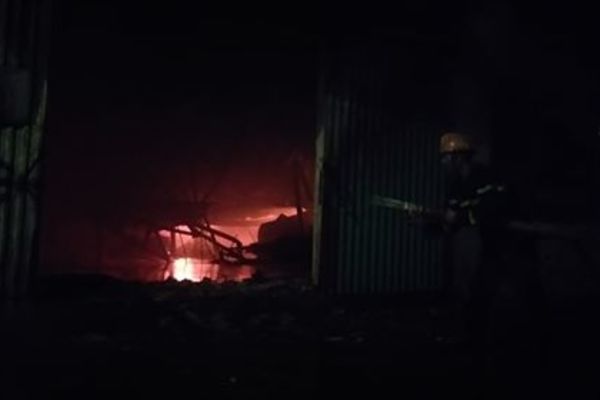 Cháy lớn, 1.000m2 nhà xưởng công ty giày da ở Hải Phòng bị thiêu rụi