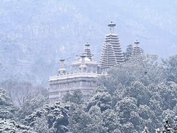 Bên trong khách sạn làm hoàn toàn từ băng lạnh âm 7 độ C