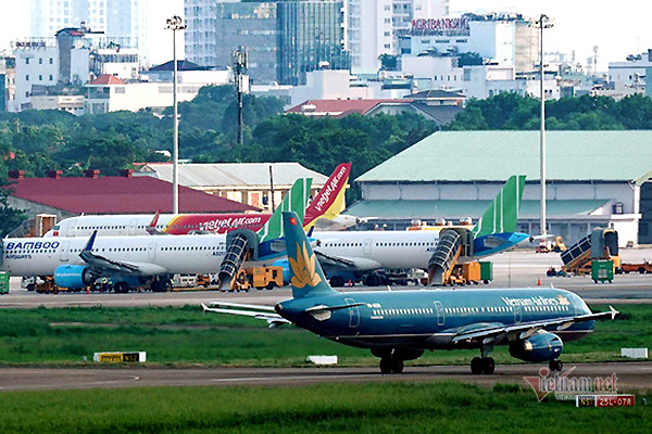 Đường băng hỏng, nhà ga chậm, có tiền mà 'bó tay'