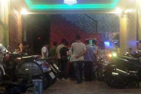 Đi 'bia ôm' với bạn thân rồi chụp hình gửi cho vợ bạn, người đàn ông bị đâm chết