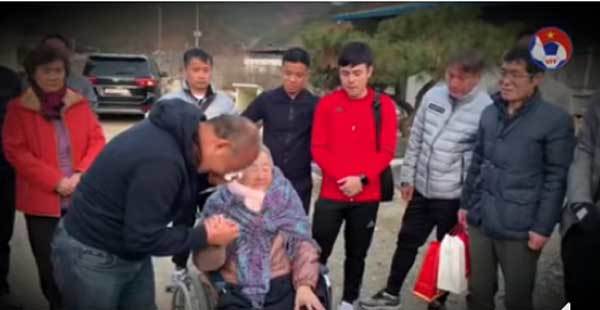 Thầy Park rưng rưng bên mẹ già, U23 Việt Nam làm điều đặc biệt