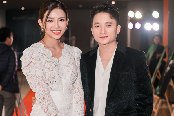 Phan Mạnh Quỳnh tình tứ ôm eo bạn gái hot girl ra mắt 'Mắt biếc'