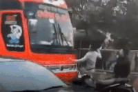 Hai thanh niên chặn đầu, đập vỡ kính xe khách