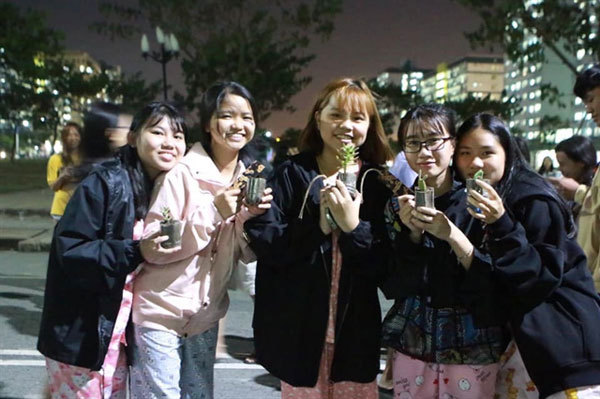 Volunteer group swaps plastic bottles for cacti