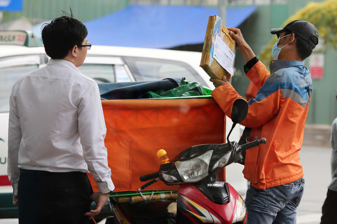E-commerce threatens traditional markets, supermarkets in Vietnam