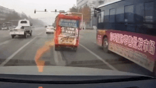 Thót tim cảnh hai mẹ con rơi từ xe đang chạy xuống đường, may mắn thoát chết