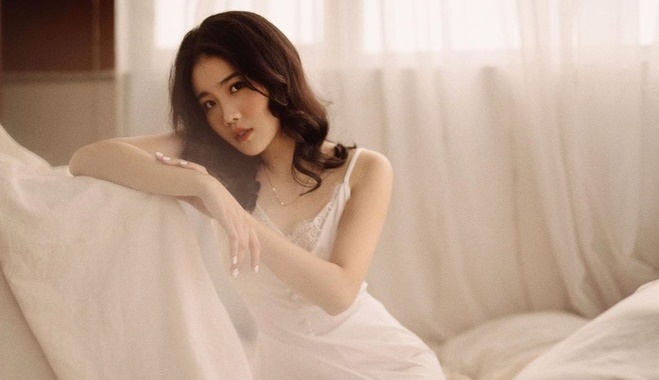 Bạn gái Văn Hậu, vợ sắp cưới Văn Đức chuộng phong cách gợi cảm