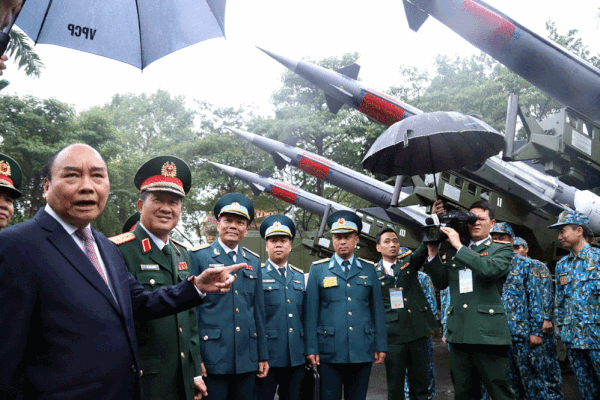 Thủ tướng thử khí tài, thị sát dàn tên lửa, 'tăng chiến' hùng hậu
