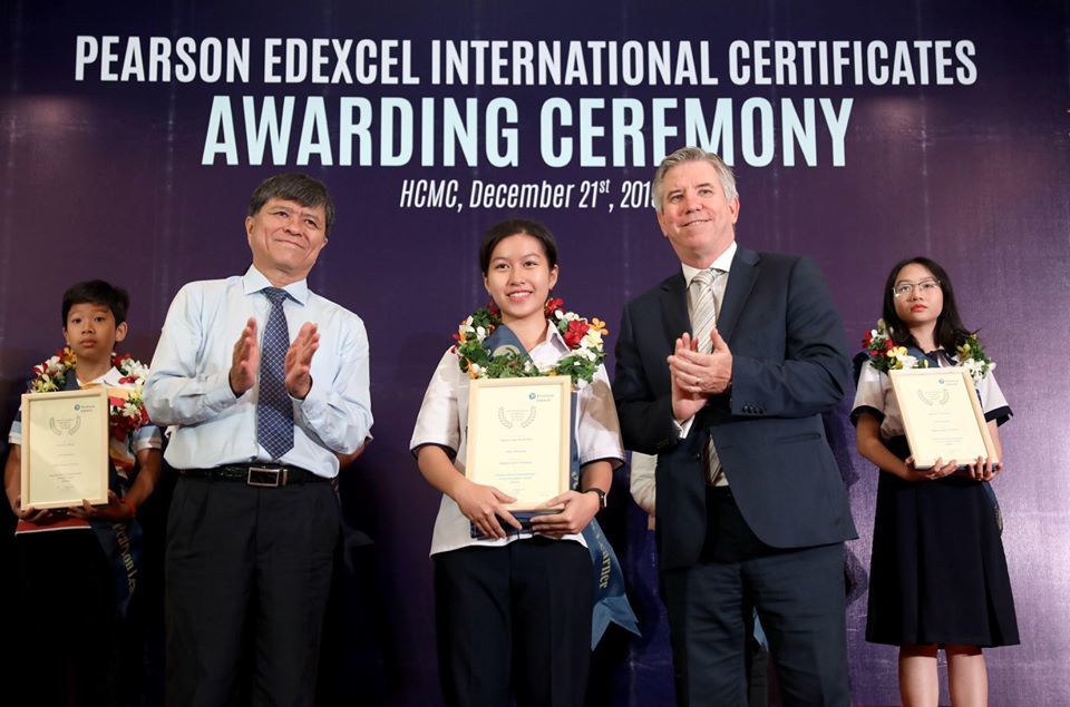Gần 500 học sinh công lập được trao chứng chỉ phổ thông quốc tế Pearson Edexcel