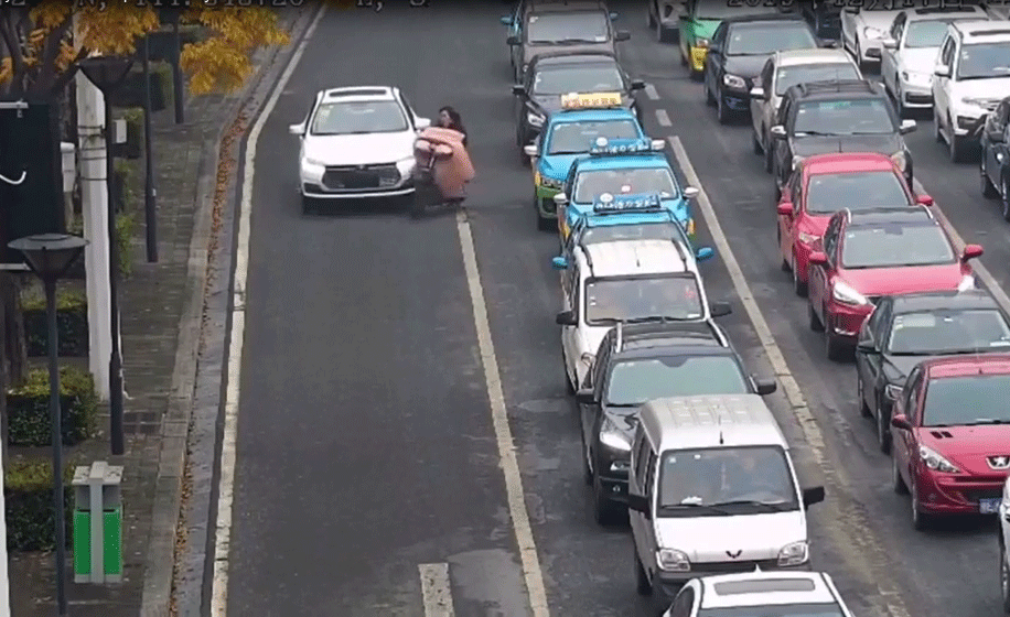 Kỳ lạ 2 vợ chồng bị chiếc ôtô đâm 1 chỗ, cách 9 phút